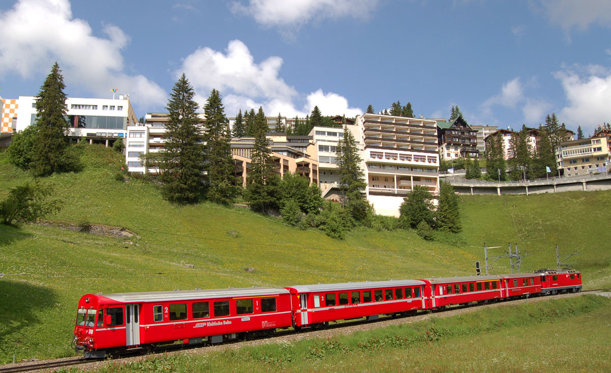 עיירת ארוזה (Rhb arosa jun3 09 033 by Ch-info.ch - Own work. Licensed under CC BY 3.0 via Wikimedia Commons)